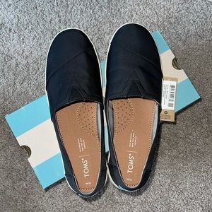 ✨SOLD✨ NWT Black Toms Avalon Slip on Shoes